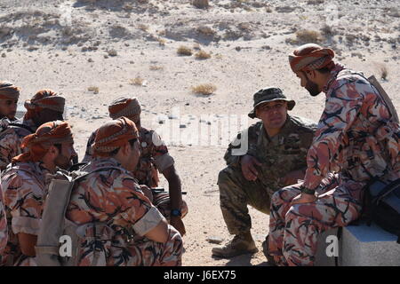 Des officiers subalternes et des soldats enrôlés de l'Armée royale d'Oman participent à un échange d'informations sur la guerre en montagne près de Salalah, Oman, discutant des tactiques, des techniques de tir changeantes et des stratégies opérationnelles avec la Garde nationale du Kentucky pour améliorer la coordination et l'efficacité des champs de bataille. Banque D'Images