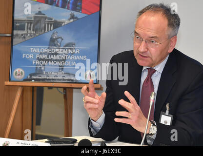 George C. Marshalll Centre Européen Dean Andrew Michta traite d'un sujet sur le rôle des parlementaires dans une société démocratique au cours de cinq jours de séminaire pour les parlementaires de Mongolie sur mesure. Ce séminaire sur mesure est l'une des environ une douzaine de tenues chaque année à la George C. Marshall Centre européen d'études de sécurité pour aider les pays partenaires dirigeants comprennent la surveillance parlementaire de l'armée et d'autres domaines d'un gouvernement démocratique. Centre Marshall (photo par KarlHeinz Wedhorn) Banque D'Images