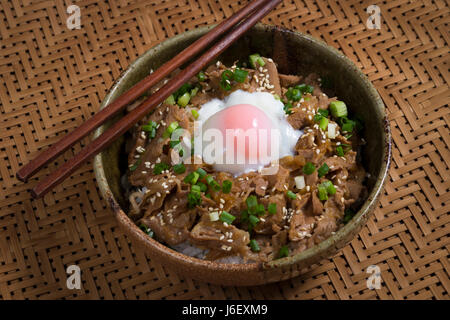 La nourriture japonaise avec du riz et des oeufs, porc coupe Butadon Banque D'Images