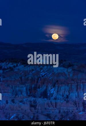 Blue Moon sur Bryce Canyon avec des traces de neige sur les cheminées Banque D'Images