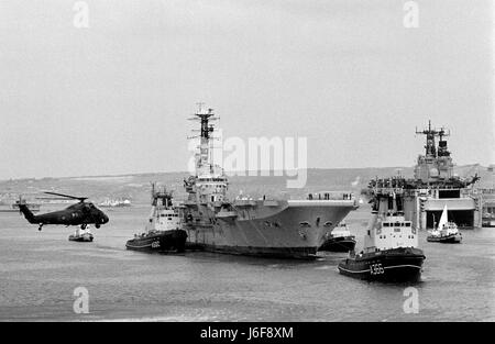 AJAXNETPHOTO. 1982. PORTSMOUTH, Angleterre. - HMS REMPART REMORQUÉ HORS DE PORT POUR ÊTRE MIS AU REBUT. PHOTO:JONATHAN EASTLAND/AJAX. REF:100484 19A. Banque D'Images