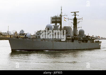 AJAXNETPHOTO. 1982. PORTSMOUTH, Angleterre. - Anciens combattants des Malouines - HMS BIRMINGHAM RETOURNE À LA MAISON. PHOTO:JONATHAN EASTLAND/AJAX. REF:120104 44 Banque D'Images