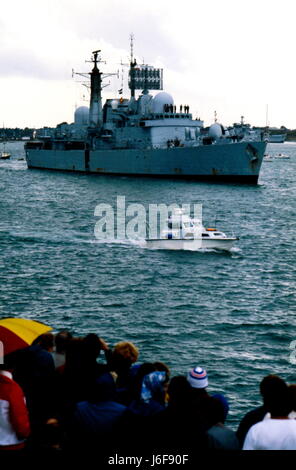 AJAXNETPHOTO. 19E JUIN. 1982. PORTSMOUTH, Angleterre. Survivant - RETOURS - LA TYPE 42 (1&2) le destroyer de classe SHEFFIELD (3660 tonnes) le HMS GLASGOW, UN PATCH DANS SA COQUE VISIBLES LÀ OÙ UNE BOMBE ARGENTINE EST ENTRÉ DANS LA COQUE, RETOURNE AU PORTSMOUTH DOCKYARD EN 1982. PHOTO:JONATHAN EASTLAND/AJAX. REF:910166 Banque D'Images