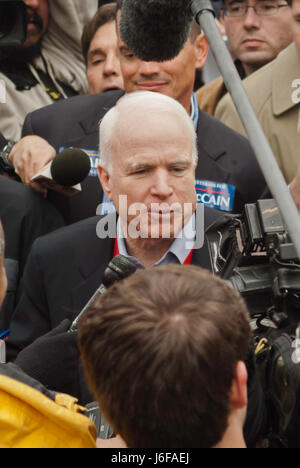 KEENE, NH/US - 7 janvier 2008 : Le sénateur américain John McCain parle avec des partisans à une piscine rallye sur la dernière journée avant le 2008 NH primaire. Banque D'Images