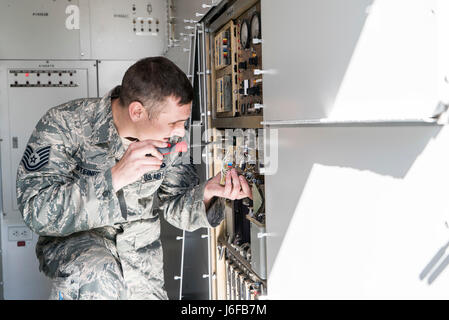 Tech. Le Sgt. Aaron Steinberg, 266e Escadron de radar au sol de gamme technicien, installe un bloc d'alimentation sur le système d'émetteur menace multiples au Mountain Home Air Force Base Éventail complexe dans New York le 9 mai 2017. L'alimentation de 20 000 $ a été rompu et s'est dirigé vers la poubelle, mais la Force aérienne de l'équipe du Programme d'amélioration de la réparation a réussi à fixer la partie en remplaçant une résistance de 5 $. (U.S. Air Force photo/Le s.. Samuel Morse) Banque D'Images