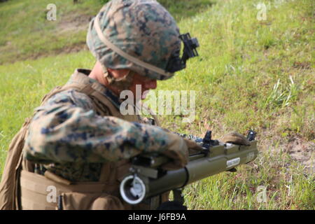 Une aire marine prépare un M72 Arme antichar de lumière au cours d'un exercice d'entraînement de l'équipe d'incendie au Camp Lejeune, N.C., 9 mai 2017. L'exercice portait sur le feu tactique de l'équipe d'améliorer leurs compétences de combat dans la région de jour comme de nuit. La Marine est membre du 2e Bataillon, 8e Régiment de Marines, 2e Division de marines. (U.S. Marine Corps photo par Lance Cpl. Patrick Osino) Banque D'Images