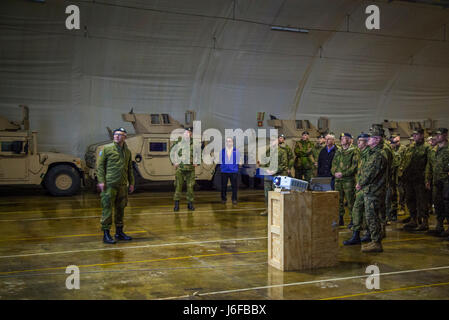 Le lieutenant-colonel Sveinn Arild Ivarrud, chef de l'organisation logistique de la Défense Norvégienne/Marine Expeditionary Brigade section, mémoires des Marines américains et des soldats norvégiens dans une cave site en Norvège, le 9 mai 2017. Les Marines ont visité le Marine Corps Programme de prépositionnement Norvège site au cours d'une conférence du commandant. MCPP-N grottes store equipment pour des temps de réaction plus rapide pour défendre alliés de l'OTAN. (U.S. Marine Corps photo par le Cpl. Emily Dorumsgaard) Banque D'Images