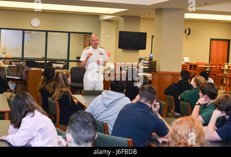 170509-N-MD713-067 MEMPHIS, Tennessee (9 mai 2017) Arrière Adm. Paul Pearigen, commandant de la médecine de la Marine à l'Ouest et diplômé de Briarcrest Christian School, parle avec les étudiants de Briarcrest sur l'importance d'avoir une forte présence de la Marine dans des régions du pays au cours de la Semaine de la Marine de Memphis. Les programmes de la Semaine de la marine a servir comme le principal effort de sensibilisation de la Marine dans des régions du pays sans une importante présence de la Marine. (U.S. Photo par marine Spécialiste de la communication de masse Cameron Pinske/libérés) Banque D'Images