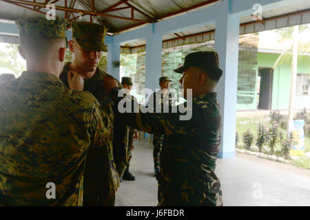 Le capitaine de l'armée philippine gagner Amour G. Bag-Ao, droite, les bornes a nouveau grade insigne sur U.S. Marine Le s.. Nicholas J. Patrick lors d'une cérémonie de promotion au Camp Carreon dans Calinog, Iloili, le 9 mai, 2017. La cérémonie a eu lieu pendant les quarts avec formation 3e Groupe des affaires civiles et militaires des Philippines à l'appui de Balikatan 2017. Balikatan est un américain annuel-exercice militaire bilatérale des Philippines a porté sur une grande variété de missions, y compris l'assistance humanitaire et les secours en cas de catastrophe, la lutte contre le terrorisme, et d'autres opérations militaires conjointes. (U.S. Photo de la marine par la communication de masse Special Banque D'Images