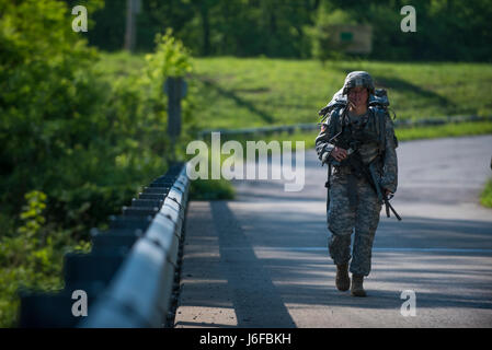 Le soldat et sous-officier de l'année 2017 du Commandement des ressources humaines de l'armée américaine a participé à la compétition du meilleur guerrier du HRC à Fort Knox, Kentucky du 8 au 11 mai 2017, faisant preuve d'endurance et de compétences militaires dans une série de défis avant de passer à la compétition d'installation de Fort Knox. Banque D'Images