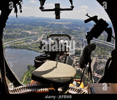 Un B-17 Flying Fortress, survole l'Olympia, Washington, le 10 mai 2017. La tourelle de nez, où l'explorateur et traditionnellement bombardier sam, est accessible par un petit passage sous le siège du pilote et les rendements sans vue. (U.S. Photo de l'Armée de l'air par le sergent. Whitney Amstutz) Banque D'Images