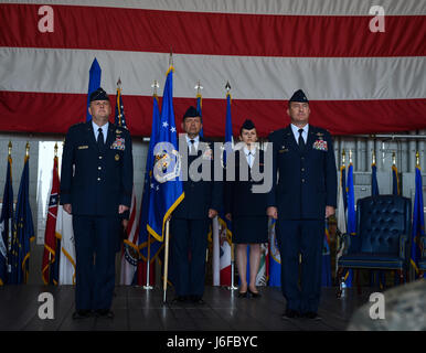 Le lieutenant général Brad Webb, gauche, le commandant de l'Air Force Special Operations Command, présente le Colonel Nathan Green, à droite, le commandant de la 492e Escadre d'opérations spéciales, le 492e CAHIER DES CHARGES D'un drapeau au cours d'une cérémonie d'activation à Hurlburt Field, le 10 mai 2017. Ce geste est accompli en avant de l'unité afin que chacun puisse témoigner de leur nouveau chef d'occuper son poste consciencieux. (U.S. Air Force photo par un membre de la 1re classe Joseph Pick) Banque D'Images