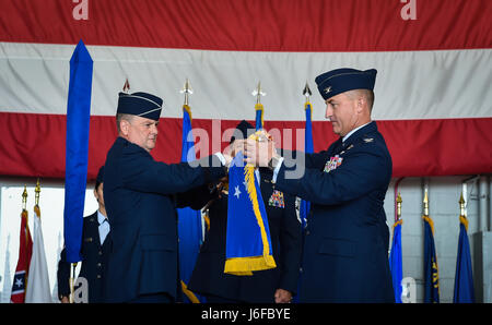 Le lieutenant général Brad Webb, gauche, le commandant de l'Air Force Special Operations Command, se déploie la 492e Escadre d'opérations spéciales du drapeau avec le Colonel Nathan Green, à droite, le commandant de la 492e SOW, au cours d'une cérémonie d'activation à Hurlburt Field, le 10 mai 2017. Une banderole est déployée cérémonieusement pour désigner une activation de l'unité. (U.S. Air Force photo par un membre de la 1re classe Joseph Pick) Banque D'Images