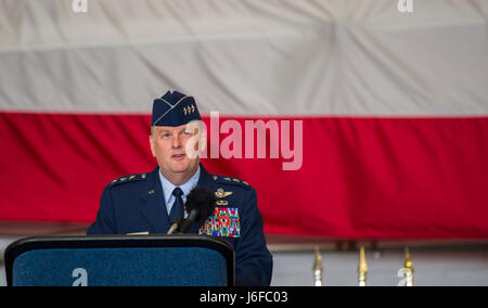 Le lieutenant général Brad Webb, le commandant de l'Air Force Special Operations Command, parle au cours de la 492e cérémonie d'activation de l'Escadre d'opérations spéciales à Hurlburt Field, le 10 mai 2017. L'Air Force Special Operations Air Warfare Center est redésigné comme le 492e Escadre d'opérations spéciales lors d'une cérémonie. Immédiatement après, le 492e groupe d'opérations spéciales, le 492e Groupe de l'instruction des opérations spéciales ont été activés avec le 492e Escadron de soutien des opérations spéciales et le 492e Escadron d'opérations spéciales des fonctionnalités avancées. (U.S. Air Force photo par un membre de la 1re classe Joseph Pick) Banque D'Images