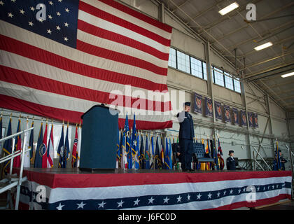 Le Colonel Nathan Green rend son premier saluer comme le nouveau commandant de la 492e Escadre d'opérations spéciales au cours d'une cérémonie à Hurlburt Field, en Floride, le 10 mai 2017. Green a été le commandant de l'Air Force Special Operations Air Warfare Center. (U.S. Photo de l'Armée de l'air par la Haute Airman Krystal M. Garrett) Banque D'Images