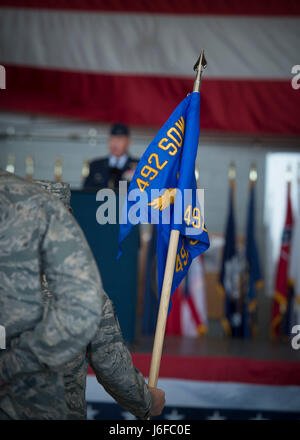 Le Colonel Nathan Green, commandant de la 492e Escadre d'opérations spéciales, parle au cours d'une cérémonie d'activation à Hurlburt Field, en Floride, le 10 mai 2017. L'indicateur pour le 492e SOW remonte à la DEUXIÈME GUERRE MONDIALE quand la 801st Groupe de bombardement a été créé au domaine Harrington, en Angleterre, en septembre 1943. Près d'un an plus tard, il sera dorénavant désigné sous le nom de 492e Groupe de bombardement, une couverture pour leur mission secrète Coopération Carpetbagger. (U.S. Photo de l'Armée de l'air par la Haute Airman Krystal M. Garrett) Banque D'Images