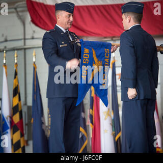 Le Colonel Nathan Green, commandant de la 492e Escadre d'opérations spéciales, active le 492e Escadron d'opérations spéciales capacité avancée lors d'une cérémonie d'activation à Hurlburt Field, en Floride, le 10 mai 2017. Green est nommée lieutenant-colonel Mathieu Laurentz comme commandant de la 492e SOACS. (U.S. Photo de l'Armée de l'air par la Haute Airman Krystal M. Garrett) Banque D'Images