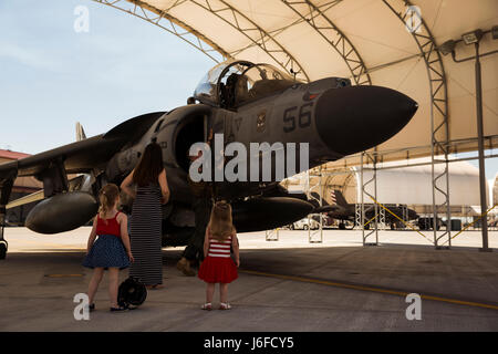 Le capitaine du Corps des Marines américain Braden Cummins, un AV-8B Harrier II pilote désigné à Marine Attack Squadron 311 (VMA-311), retourne au Marine Corps Air Station Yuma (Arizona), après un déploiement avec la 11e Marine Expeditionary Unit Jeudi, 11 mai, 2017. La 11e MEU lancé mi-octobre 2016 à bord de l'île de Makin groupe amphibie, formé aux côtés des forces armées à l'étranger, et les opérations prises en charge tout au long de l'ouest du Pacifique, au Moyen-Orient, et de la Corne de l'Afrique. Banque D'Images