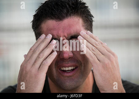 Le Capitaine Justin Lenio wipes l'eau de ses yeux après avoir terminé une partie des plongeurs de combat du Corps des Marines des États-Unis, bien sûr sur le Camp Schwab, Okinawa, Japon, le 11 mai 2017. Après la plongée, les élèves s'asseoir pendant 10 minutes pour s'assurer qu'ils ne sont pas à risque de risques potentiels associés avec la pression sous l'eau. L'USMC plongeurs de combat cours est de huit semaines et combine des conférences, des démonstrations et l'application pratique de la plongée sous-marine, plongée circuit physique, et de l'aide médicale. Lenio, de Saint Augustin, en Floride, est un marin de reconnaissance au sein du 3e Bataillon de Reconnaissance, 3e Division de marines, III E Marine Banque D'Images