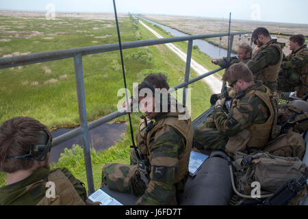 Soldats norvégiens avec Brigade-North norvégien Batterie de surveillance et d'acquisition préparer un appel d'incendie à la mission pour les Corps des marines de l'Atlantique sur le terrain, N.C., 11 mai 2017. Les Norvégiens participent en birman Chase, un multi-annuel, exercice d'entraînement latéral entre les forces armées des États-Unis et les membres de l'OTAN menées pour accroître la maîtrise des incendies de forêt, les méthodes d'insertion et des petites unités tactiques. (U.S. Marine Corps photo par Lance Cpl. Holly Pernell) Banque D'Images