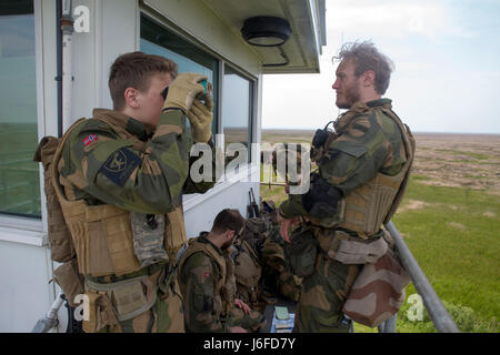 Un soldat norvégien norvégien avec surveillance et d'acquisition d'Brigade-North observe la zone d'impact de la batterie pendant un appel pour la mission d'incendie au Marine Corps Champ périphériques, de l'Atlantique Nord, le 11 mai 2017. Les Norvégiens participent en birman Chase, un multi-annuel, exercice d'entraînement latéral entre les forces armées des États-Unis et les membres de l'OTAN menées pour accroître la maîtrise des incendies de forêt, les méthodes d'insertion et des petites unités tactiques. (U.S. Marine Corps photo par Lance Cpl. Holly Pernell) Banque D'Images