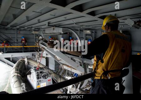 170511-N-QN175-036 NORFOLK (11 mai 2017) Maître de Manœuvre 1re classe Eddie Spann marins guides lors d'une opérations bateau pierside evolution à bord du porte-avions USS Dwight D. Eisenhower (CVN 69). Dwight D. Eisenhower est pierside durant la phase de maintien en puissance de la flotte optimisée Plan d'intervention. (U.S. Photo par marine Spécialiste de la communication de masse 3 Classe Dartez C. Williams/libérés) Banque D'Images