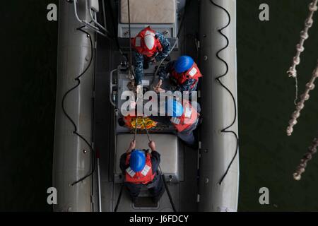 170511-N-QN175-057 NORFOLK (11 mai 2017) marins détacher une à coque rigide à l'eau bateau pierside évolution des opérations à bord du porte-avions USS Dwight D. Eisenhower (CVN 69). Dwight D. Eisenhower est pierside durant la phase de maintien en puissance de la flotte optimisée Plan d'intervention. (U.S. Photo par marine Spécialiste de la communication de masse 3 Classe Dartez C. Williams/libérés) Banque D'Images