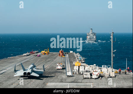 170511-N-WZ681-131 LES EAUX SITUÉES AU SUD DU JAPON (11 mai 2017) La Marine a l'avant-porte-avions déployés, l'USS Ronald Reagan (CVN 76), s'approche de la flotte maritime militaire de lubrification commande de réapprovisionnement USNS John Ericsson (T-AO 194) d'effectuer un ravitaillement en mer. Ronald Reagan, le groupe aéronaval du porte-étendard de 5, fournit une force prête au combat qui protège et défend les intérêts de maritime collective de ses alliés et partenaires dans la région du Pacifique-Indo-Asia. (U.S. Photo par marine Spécialiste de la communication de masse Seaman Apprentice Randy Lee Adams II/libérés) Banque D'Images