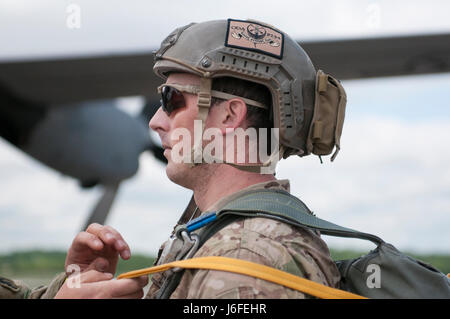 Le sergent de l'armée américaine. Jacob Slife, avec Virginie de l'Army National Guard 2e Bataillon, 19e Groupe des forces spéciales, est inspecté pour un saut de ligne statique à partir d'un C-130 le Samedi, Mars 13, 2017, au cours de l'ailes sur Pittsburgh Open House. Les soldats ont fait équipe avec la 911e et la 758th Airlift Wing de l'escadron de l'aviation dans la région de Westchester, New York. pour l'événement de deux jours qui a eu lieu sur le week-end de la Fête des Mères. (U.S. Photo de l'armée par le sergent. Shaiyla Hakeem/relâché). Banque D'Images