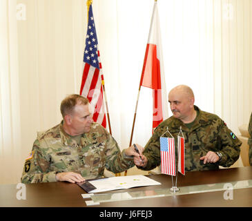 POZNAN, Pologne -- Le Général Ben Hodges, commandant général de l'armée américaine, l'Europe et le général de Jaroslaw Mika, général commandant, Forces armées polonaises (PAF), signer la sous-évaluation du Corps des PAF au cours d'une visite à la nouvelle Mission Element-Atlantic Direction générale de la division de la commande résoudre à Poznan, Pologne, le 13 mai, 2017. Un effort de collaboration entre l'armée américaine et les forces de l'armée polonaise, l'évaluation a cerné plusieurs aspects clés de l'autonomisation et le renforcement des corps des sous-officiers polonais afin d'améliorer l'état de préparation, d'accroître l'efficacité de la gestion des ressources et assurer la compétence et professent Banque D'Images