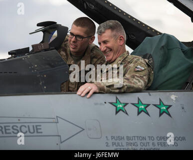 Navigant de première classe Andrew Meier, une 455 e Escadron de maintenance des aéronefs expéditionnaire, apprenti de l'avionique de l'armée américaine montre le général John Nicholson, commandant de la Mission de l'appui résolu et les forces américaines en Afghanistan, le cockpit d'un F-16 Fighting Falcon à l'aérodrome de Bagram, en Afghanistan, le 13 mai 2017. Au cours de sa visite, Nicholson s'est entretenu avec le corps expéditionnaire de la Marine 555e Escadron de chasse sur les F-16 et comment il permet le train, conseiller, aider et mission en Afghanistan. (U.S. Photo de l'Armée de l'air par le sergent. Benjamin) Gonsier Banque D'Images