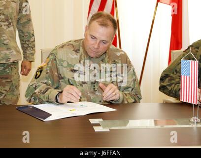 POZNAN, Pologne- Le Général Ben Hodges, général commandant de l'armée américaine, l'Europe, des signes aux forces armées polonaises (PAF) Noncomissioned évaluation du corps avec le général de Jaroslaw Mika, général commandant, (PAF), au quartier des affaires militaires 14, Poznan, Pologne, le 14 mai 2017. Un effort de collaboration entre l'armée américaine et PAF, l'évaluation a cerné plusieurs aspects clés de l'autonomisation et le renforcement des corps des sous-officiers polonais afin d'améliorer l'état de préparation, d'accroître l'efficacité de la gestion des ressources et assurer la compétence et le professionnalisme au sein de la PAF. (U.S. Photo de l'armée par le sergent. Diandra J. Harrell. Banque D'Images