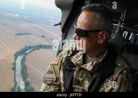 Le Sgt commande. Le major Angel Rivera, qui sert comme sergent-major de commandement de la Task Force pour Jaguar au-delà de l'horizon 2017, flys dans un UH-60 Black Hawk à San Ignacio, Belize, le 14 mai, Fête des mères, en témoignage de reconnaissance pour les mères qui ont travaillé dur pendant les dix jours de préparation médicale événement. La visite a été une surprise, et les mères ont été doués individuellement et a remercié pour leur sacrifice d'être loin de leurs enfants sur leur journée spéciale. (Photo par le Sgt. 1re classe Whitney Houston) Banque D'Images