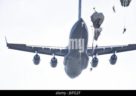 Les soldats du 1er Bataillon du ciel, 503e Régiment d'infanterie, 173e Brigade aéroportée et de parachutistes de la 1ère Brigade Commando parachutiste de l'armée grecque, exécuter une opération aéroportée, 12 mai 2017 à Thessalonique en Grèce dans le cadre de l'exercice Bayonet Minotaure. 2017.Bayonet-Minotaur est un exercice d'entraînement bilatéral entre des soldats américains affectés à la 173e Brigade aéroportée et les Forces armées grecques, axée sur l'amélioration des normes opérationnelles de l'OTAN et de développer les compétences techniques. Banque D'Images