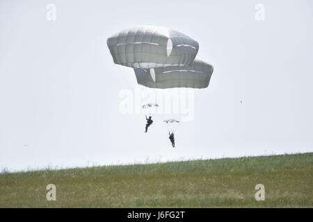 Les soldats du 1er Bataillon du ciel, 503e Régiment d'infanterie, 173e Brigade aéroportée et de parachutistes de la 1ère Brigade Commando parachutiste de l'armée grecque, exécuter une opération aéroportée, 12 mai 2017 à Thessalonique en Grèce dans le cadre de l'exercice Bayonet Minotaure. 2017.Bayonet-Minotaur est un exercice d'entraînement bilatéral entre des soldats américains affectés à la 173e Brigade aéroportée et les Forces armées grecques, axée sur l'amélioration des normes opérationnelles de l'OTAN et de développer les compétences techniques. Banque D'Images