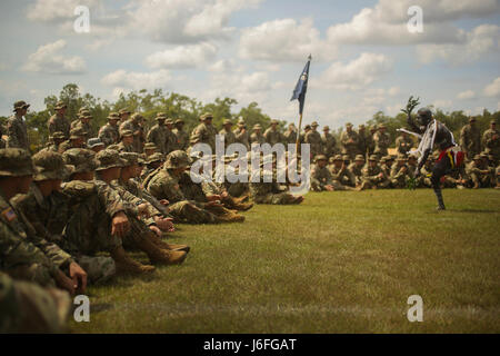 Des soldats américains affectés à l'armée américaine Pacific profitez d'une danse traditionnelle exécutée par les indigènes australiens au cours d'une cérémonie de bienvenue à l'autre au Robertson Barracks, Darwin, Territoire du Nord, Australie, le 16 mai 2017. Des soldats américains, ainsi que des Marines américains affectés à la Force de rotation Maritime Darwin, le sol japonais d'autodéfense, et l'Australian Defence Force, participeront à l'exercice Southern Jackaroo. La formation est conçue pour améliorer l'état de préparation des unités, ainsi que l'amélioration de l'interopérabilité et les partenariats. (U.S. Marine Corps photo par le Sgt. Emmanuel Ramos) Banque D'Images