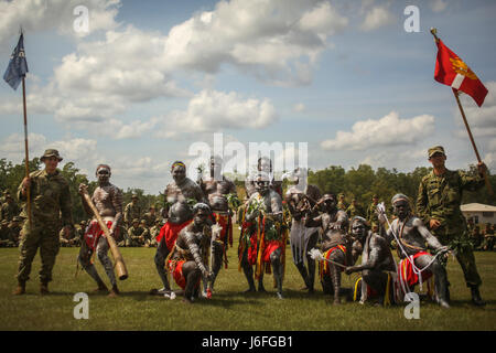 BASE DE L'armée australienne ROBORTSON BARRACKS, Australie - l'armée américaine et de la masse des soldats de la Force d'autodéfense japonaise posent pour une photo avec les artistes australiens autochtones après une cérémonie de bienvenue à l'autre le 16 mai 2017. Les deux services pourront rejoindre les Marines américains avec une force de rotation Maritime Darwin et les soldats avec la Force de défense australienne en participant à l'exercice Southern Jackaroo, qui est conçu pour améliorer la préparation, l'interopérabilité et le partenariat entre tous les services. (U.S. Marine Corps photo par le Sgt. Emmanuel Ramos) Banque D'Images