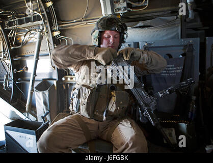 Le Sgt. Austin J. Otto, un chef d'équipe avec les moyennes de l'escadron à rotors basculants (VMM) 363 participe à un MV-22 Osprey des armes à feu au cours de la pousse de la queue de l'exercice de formation intégrée (ITX) 3-17, le Marine Corps Air Ground Combat Center Twentynine Palms, Californie, le 15 mai. L'ITX est un exercice interarmées permettant aux Marines à travers 3rd Marine Aircraft Wing pour fonctionner comme un élément intégré à la lutte contre l'aviation et de la logistique au sol comme éléments de combat air-sol marin un groupe de travail. Plus de 650 Marines américains et 27 aéronefs de 3e MAW appuient ITX 3-17. (U.S. Marine Corps photo par Lance Cpl. Becky L. Calhoun/Releas Banque D'Images