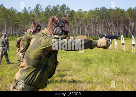 Un soldat norvégien norvégien avec Brigade-North Batterie de surveillance et d'acquisition d'une M9 pistolet de service au cours d'une gamme close quarters battle au Camp Lejeune, N.C., 15 mai 2017. Les Norvégiens participent en birman Chase, un multi-annuel, exercice d'entraînement latéral entre les forces armées des États-Unis et les membres de l'OTAN menées pour accroître la maîtrise des incendies de forêt, les méthodes d'insertion et des petites unités tactiques. (U.S. Marine Corps photo par Lance Cpl. Holly Pernell) Banque D'Images