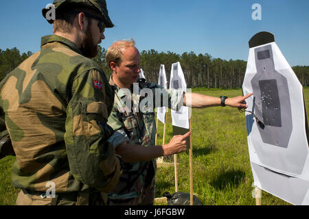 Un soldat norvégien norvégien avec Brigade-North Batterie de surveillance et d'acquisition et d'une Marine royale néerlandaise inspecter une cible lors d'un close quarters battle ensemble au Camp Lejeune, N.C., 15 mai 2017. Les Norvégiens participent en birman Chase, un multi-annuel, exercice d'entraînement latéral entre les forces armées des États-Unis et les membres de l'OTAN menées pour accroître la maîtrise des incendies de forêt, les méthodes d'insertion et des petites unités tactiques. (U.S. Marine Corps photo par Lance Cpl. Holly Pernell) Banque D'Images