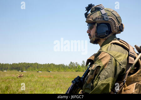 Un soldat norvégien norvégien avec Brigade-North Batterie de surveillance et d'acquisition d'exercices pendant la transition observe une gamme close quarters battle au Camp Lejeune, N.C., 15 mai 2017. Les Norvégiens participent en birman Chase, un multi-annuel, exercice d'entraînement latéral entre les forces armées des États-Unis et les membres de l'OTAN menées pour accroître la maîtrise des incendies de forêt, les méthodes d'insertion et des petites unités tactiques. (U.S. Marine Corps photo par Lance Cpl. Holly Pernell) Banque D'Images