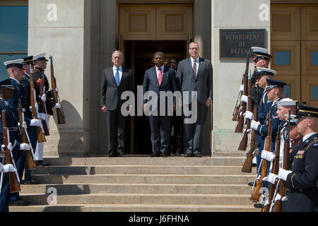 Le Secrétaire de la Défense Jim Mattis et sous-secrétaire de la Défense Bob Travailler rencontrer le ministre de la défense de l'Angola Joao Lourenco au Pentagone à Washington, D.C., le 17 mai 2017. (DOD photo par le sergent de l'US Air Force. Jette Carr) Banque D'Images