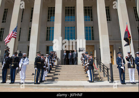 Le Secrétaire de la Défense Jim Mattis et sous-secrétaire de la Défense Bob Travailler rencontrer le ministre de la défense de l'Angola Joao Lourenco au Pentagone à Washington, D.C., le 17 mai 2017. (DOD photo par le sergent de l'US Air Force. Jette Carr) Banque D'Images