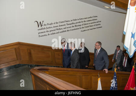 Le Secrétaire de la Défense Jim Mattis et sous-secrétaire de la Défense Bob Travailler rencontrer le ministre de la défense de l'Angola Joao Lourenco au Pentagone à Washington, D.C., le 17 mai 2017. (DOD photo par le sergent de l'US Air Force. Jette Carr) Banque D'Images