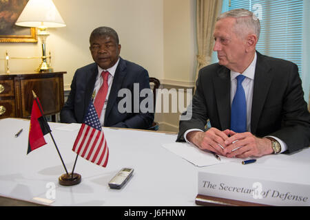 Le Secrétaire de la Défense Jim Mattis rencontre le ministre de la défense de l'Angola Joao Lourenco au Pentagone à Washington, D.C., le 17 mai 2017. (DOD photo par le sergent de l'US Air Force. Jette Carr) Banque D'Images