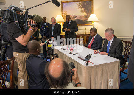 Le Secrétaire de la Défense Jim Mattis rencontre le ministre de la défense de l'Angola Joao Lourenco au Pentagone à Washington, D.C., le 17 mai 2017. (DOD photo par le sergent de l'US Air Force. Jette Carr) Banque D'Images