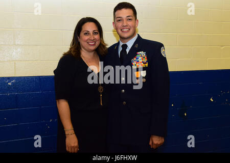 Bibi Perez et son fils cadet, le colonel Carlos Perez posent pour une photo dans la salle de sport sur Randolph High School's campus at Joint Base San Antonio-Randolph 17 Mai, 2017. Elle a été un ardent défenseur et leader dans la mise en place d'un programme JROTC pour RHS. Il a été le premier commandant de RHS de neuf officiers subalternes de réserve et de l'unité est crédité pour la croissance et la popularité du programme à l'ERS. Il diplômés cette année et va à l'École navale d'école préparatoire. (U.S. Air Force photo par Randy Martin) 170517-F-ET654-001 Banque D'Images