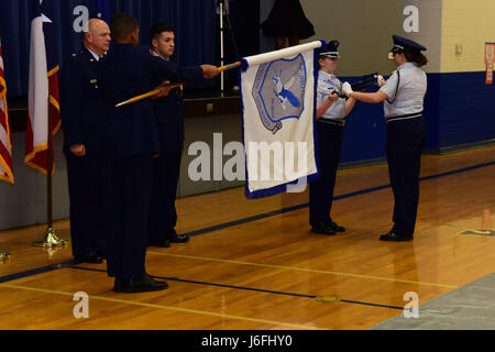 Le colonel James Costey, senior science aérospatiale instructeur chez Randolph High School et cadet le colonel Carlos Perez observer le déroulement de la partie droite de la réserve Junior Officer Training Corps' au cours d'une cérémonie d'activation, le 17 mai 2017 dans la salle de sport sur le campus de l'ers sur Joint Base San Antonio-Randolph. Perez, un cadre supérieur, les diplômés cette année et va à l'École navale d'école préparatoire. (U.S. Air Force photo par Randy Martin) 170517-F-ET654-003 Banque D'Images