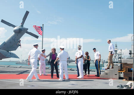 170517-N-PD309-014 LA BASE NAVALE de Changi, Singapour (17 mai 2017) Le Cmdr. Lawrence Repass, directeur général à bord des navires de combat littoral USS Coronado (LCS 4), accueille Principe sous-ministre adjoint de la Défense Kristin français sur le pont de vol au cours de la Défense Maritime International Coronado 2017 (exposition IMDEX-17). IMDEX-17 est accueilli par la République de Singapour, et est l'une des plus grandes expositions maritimes dans le Pacifique asiatique doté d''un salon et d'une série d'exercices et d'échanges multilatéraux. Vingt-sept navires de 18 marines militaires le long de la marine avec les chefs de l'ONU autour de la gl Banque D'Images