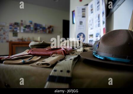 SASEBO, Japon (17 mai 2017) Un Scout des Philippines et de la bataille de Bataan et affichage collection faisait partie d'un asiatique et des îles du Pacifique étant donné la mise en valeur du patrimoine, commandant de bord de la flotte américaine de Sasebo activités le 17 mai 2017. Les troupes américaines et philippines se sont battus contre les Japonais au cours de la bataille, qui a également vu l'armée américaine First World War II Médailles d'honneur attribuées aux Philippines les Scouts. (U.S. Photo par marine Spécialiste de la communication de masse Seaman Geoffrey P. Barham/libérés) Banque D'Images